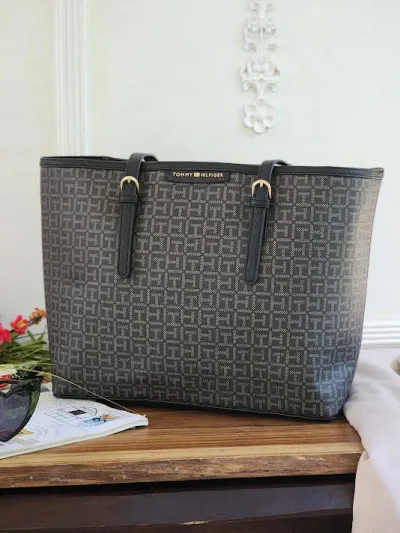 Bolso Tommy Hilfiger para dama XW03709-9730GK COLOR NEGRO