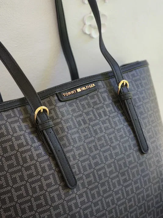 Bolso Tommy Hilfiger para dama XW03709-9730GK COLOR NEGRO