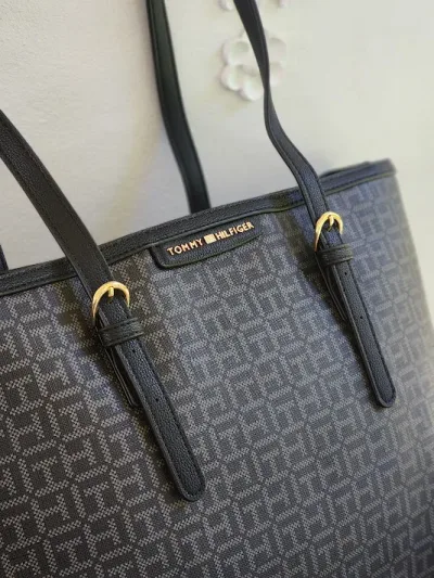 Bolso Tommy Hilfiger para dama XW03709-9730GK COLOR NEGRO