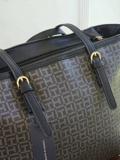 Bolso Tommy Hilfiger para dama XW03709-9730GK COLOR NEGRO