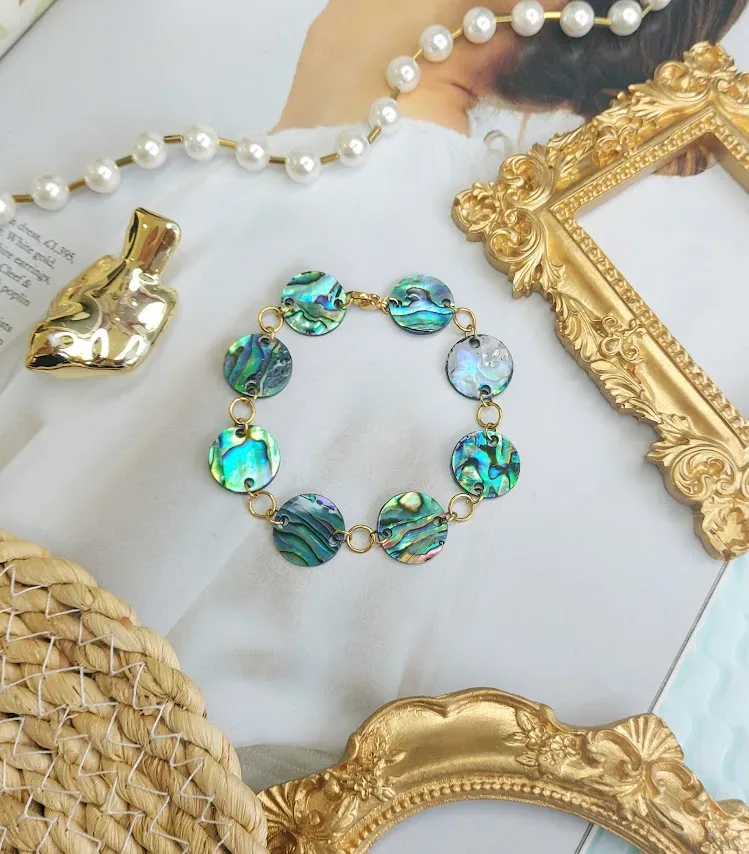 Pulsera de concha de mar para dama color verde tornasol con dorado