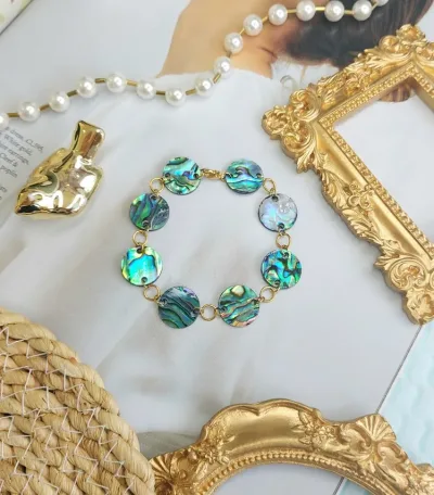 Pulsera de concha de mar para dama color verde tornasol con dorado