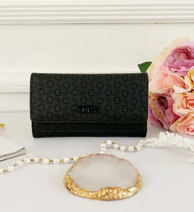 Cartera Guess para dama color negro.