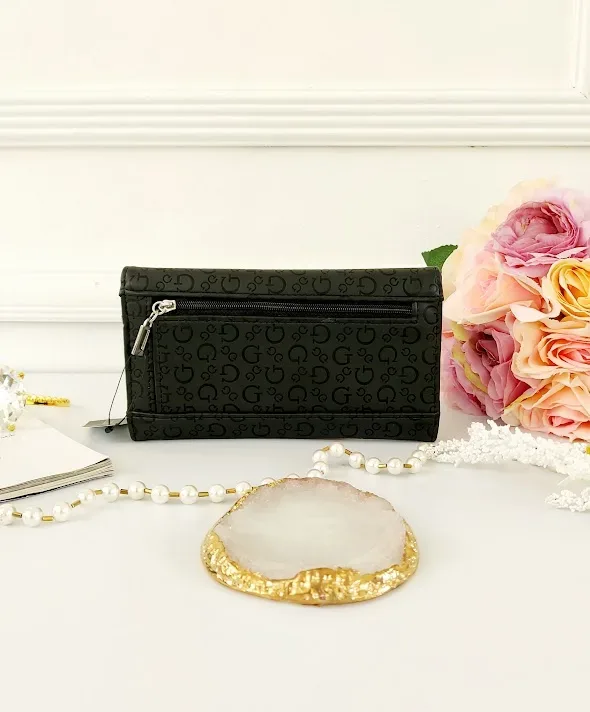 Cartera Guess para dama color negro.
