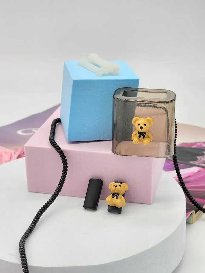Funda protectora para cargador color negro, diseño oso