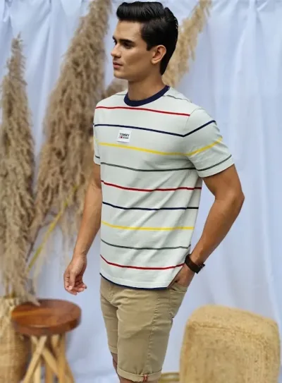 Camiseta Tommy Hilfiger para caballero color beige diseño a rayas de colores