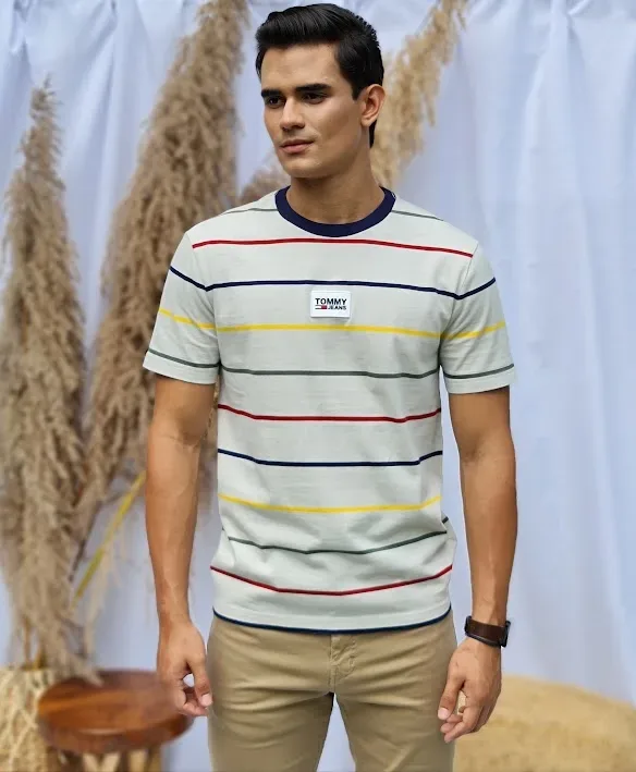Camiseta Tommy Hilfiger para caballero color beige diseño a rayas de colores