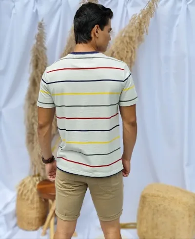 Camiseta Tommy Hilfiger para caballero color beige diseño a rayas de colores
