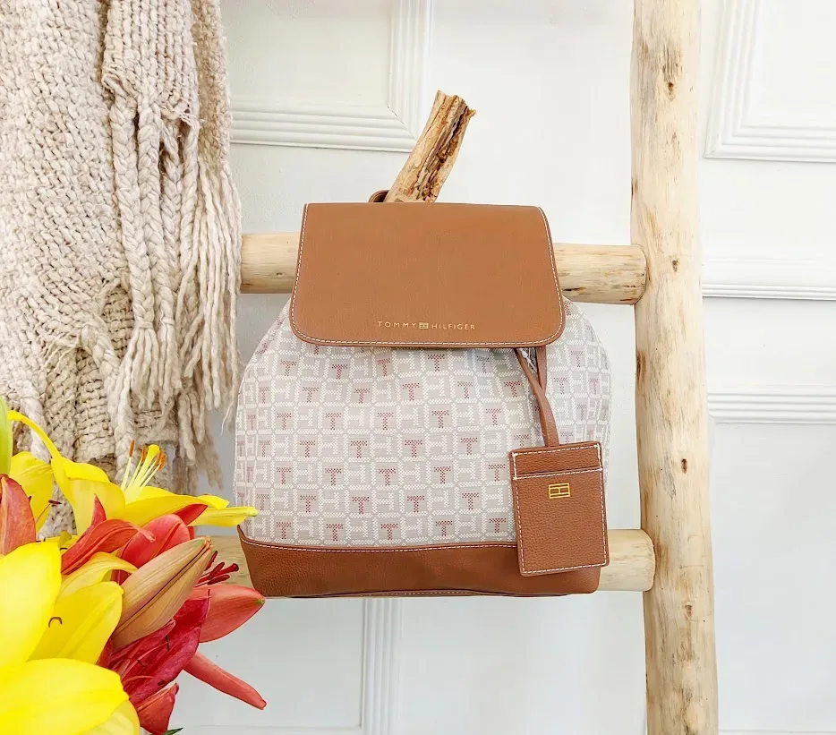 Mochila Tommy Hilfiger para dama con bolsillo individual
