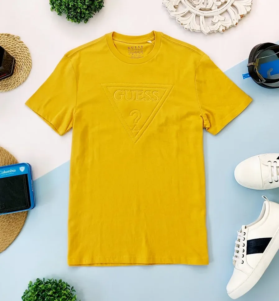 Camiseta Guess para caballero color mostaza.