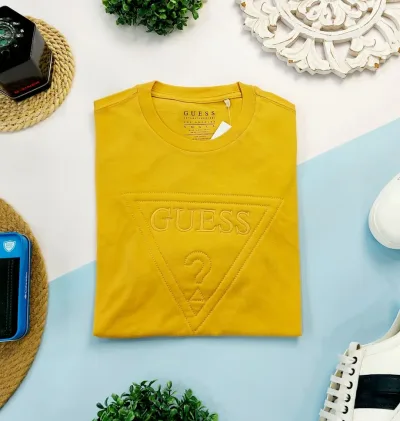 Camiseta Guess para caballero color mostaza.