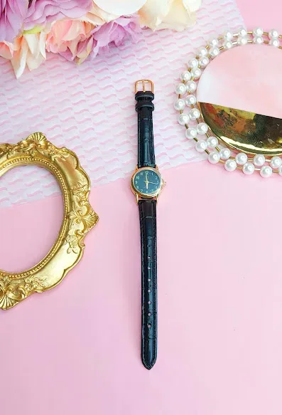 Reloj Q and Q para dama color negro y dorado