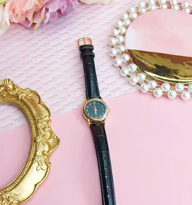 Reloj Q and Q para dama color negro y dorado