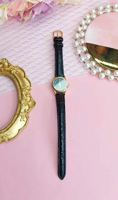 Reloj Q and Q para dama color negro y dorado