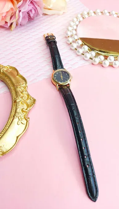 Reloj Q and Q para dama color negro y dorado