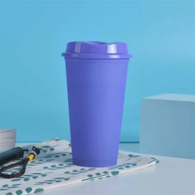 Vaso morado para bebidas calientes.