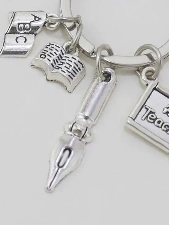 Llavero con diseño de articulos escolares