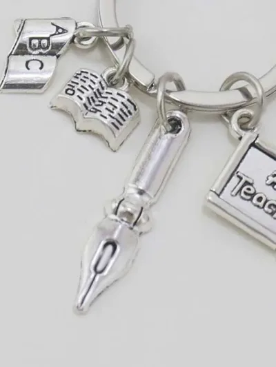 Llavero con diseño de articulos escolares
