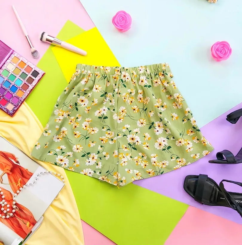 Short para dama color verde con estampado floral