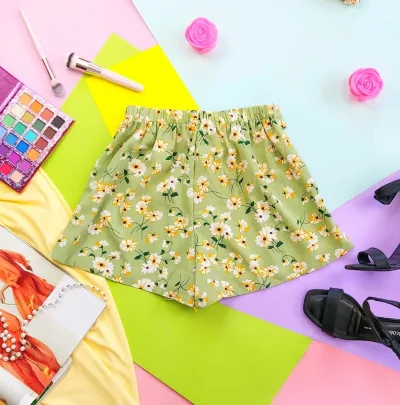 Short para dama color verde con estampado floral