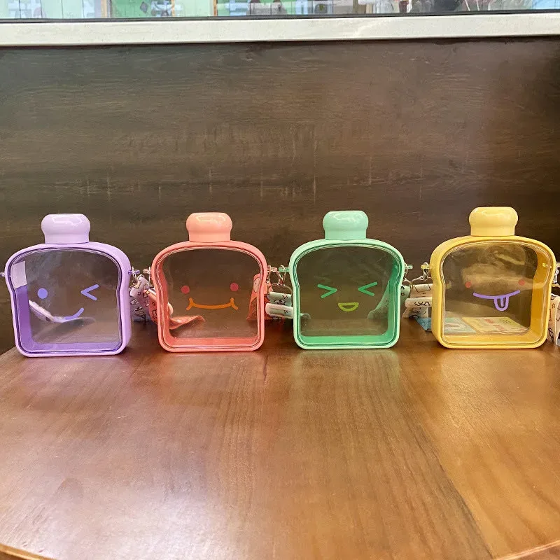 Botella de agua en forma de tostada con carita