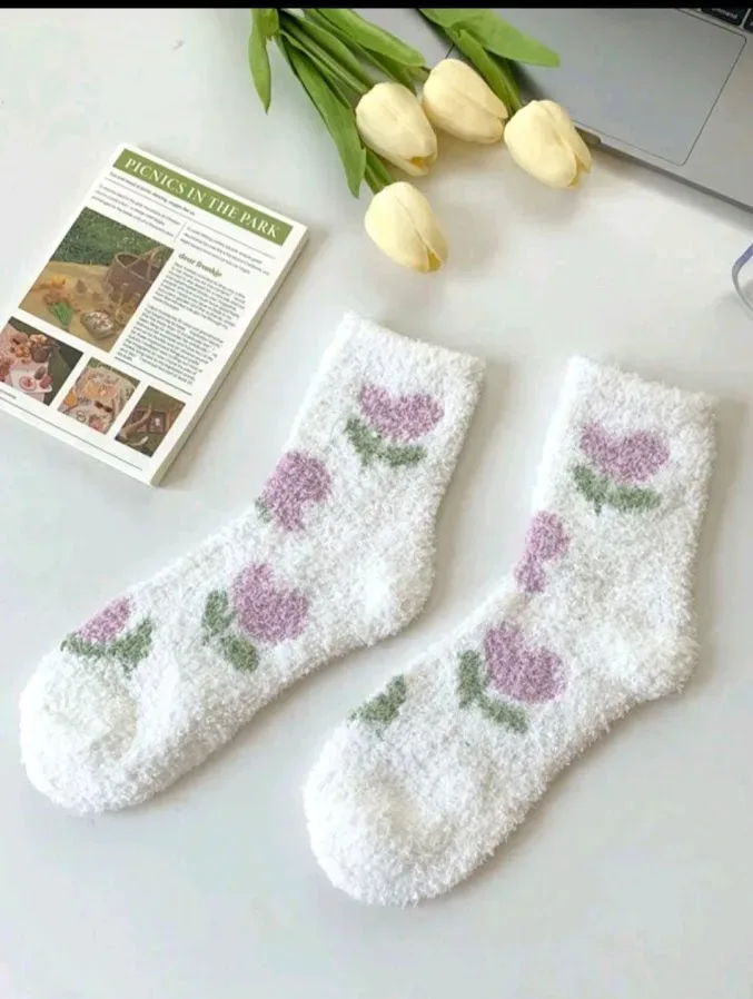 Medias blancas con diseño de flores