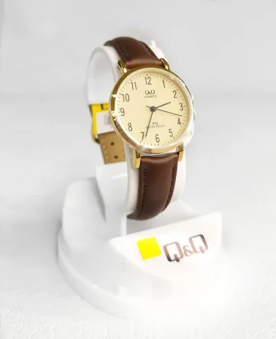 Reloj Q and Q para dama color café oscuro con dorado.