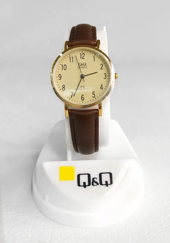 Reloj Q and Q para dama color café oscuro con dorado.
