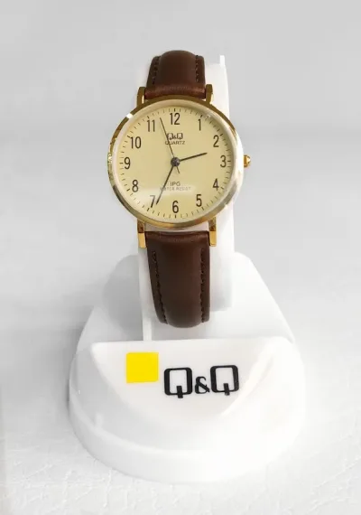 Reloj Q and Q para dama color café oscuro con dorado.