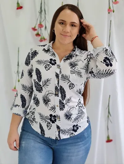 Blusa para dama color blanco con estampado floreal