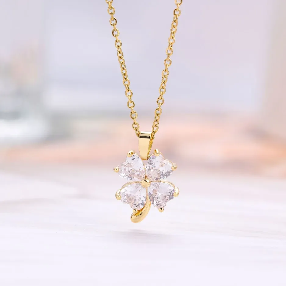 Collar de acero de titanio con diseño de flor blanca