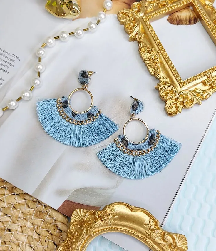 Aretes para dama de fantasía  con forma de abanico