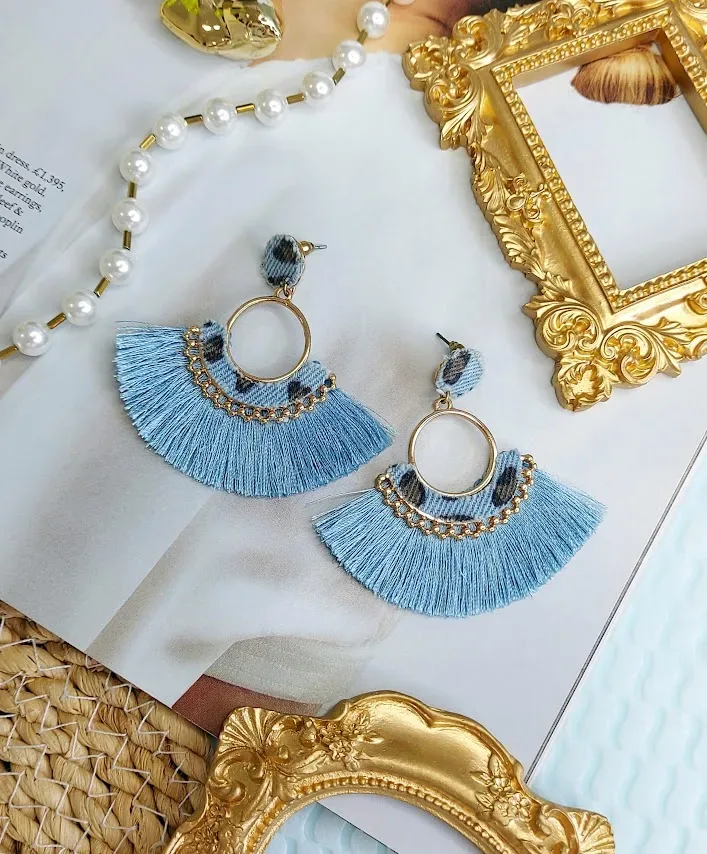 Aretes para dama de fantasía  con forma de abanico
