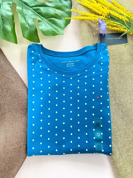 Camiseta Tommy Hilfiger para dama color turquesa y puntos blancos