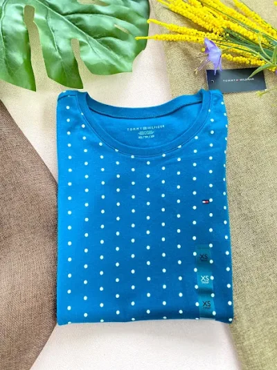 Camiseta Tommy Hilfiger para dama color turquesa y puntos blancos