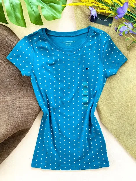 Camiseta Tommy Hilfiger para dama color turquesa y puntos blancos