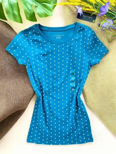 Camiseta Tommy Hilfiger para dama color turquesa y puntos blancos
