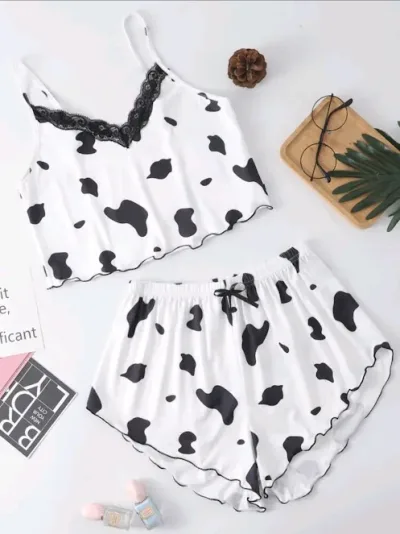 Pijama para dama color blanco con estampado de vaca
