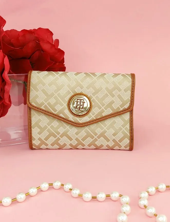 Cartera Tommy Hilfiger para dama color beige