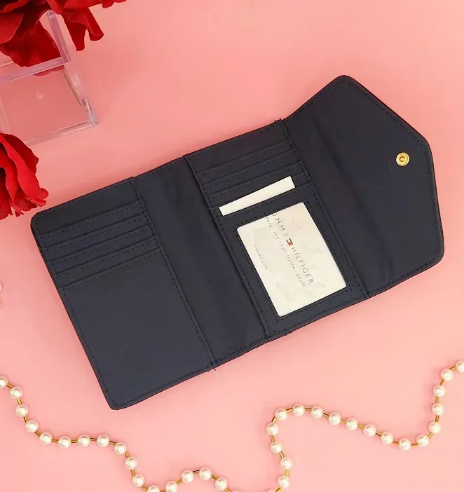 Cartera Tommy Hilfiger para dama color beige
