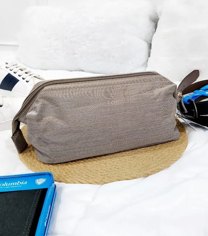 Estuche de viaje TOMMY BAHAMA para caballero color beige