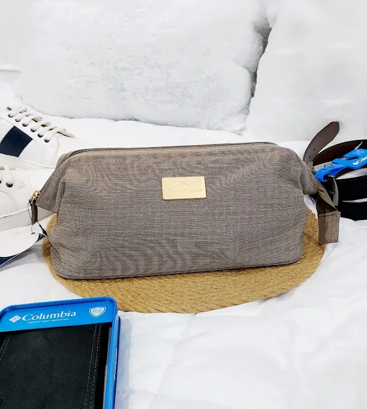 Estuche de viaje TOMMY BAHAMA para caballero color beige