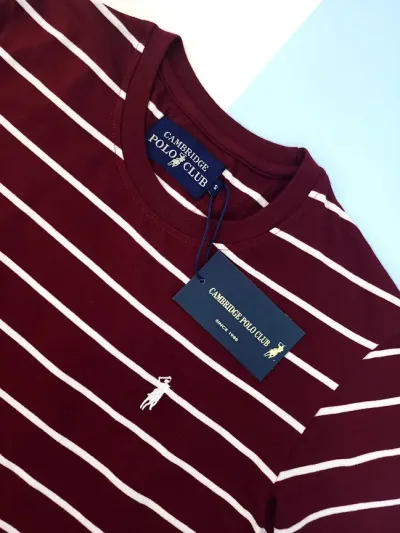 Camiseta Caambridge Polo para caballero diseño a rayas color vino y blanco