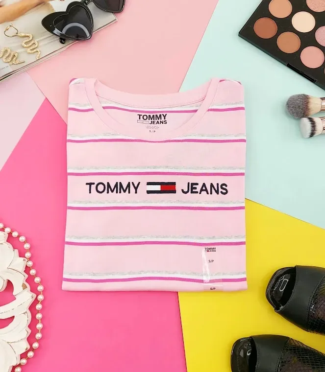 Camiseta Tommy Hilfiger para dama diseño a rayas color  azul, rosa, gris y fucsia