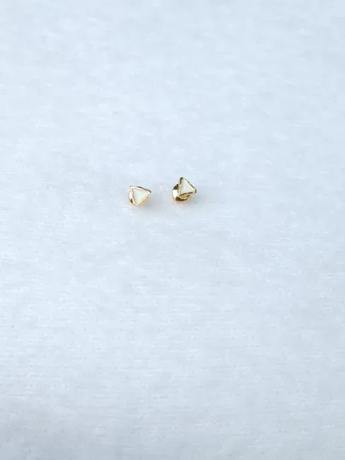 Par de aretes para dama diseño de triangulo blanco