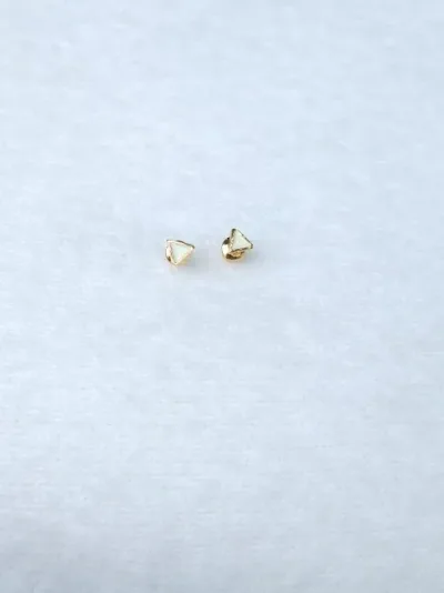 Par de aretes para dama diseño de triangulo blanco