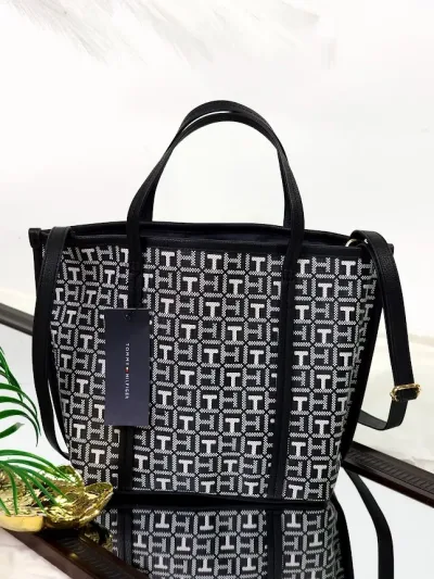 Bolso Tommy Hilfiger para dama color negro
