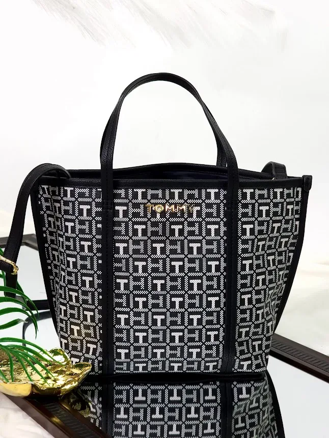 Bolso Tommy Hilfiger para dama color negro