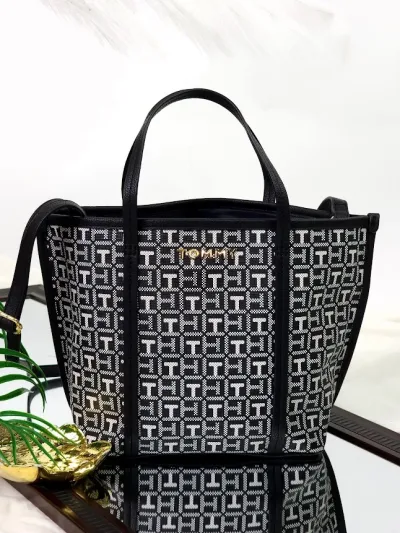 Bolso Tommy Hilfiger para dama color negro