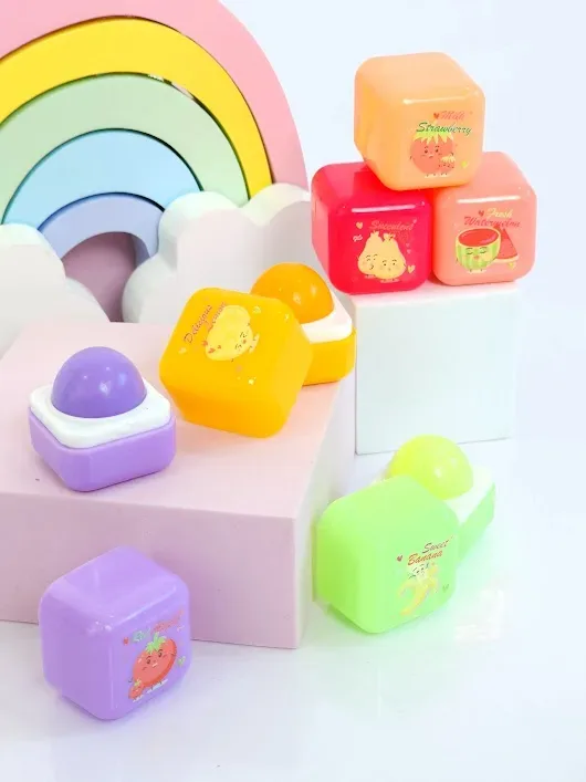 Bálsamos de colores con diseño de frutas al azar